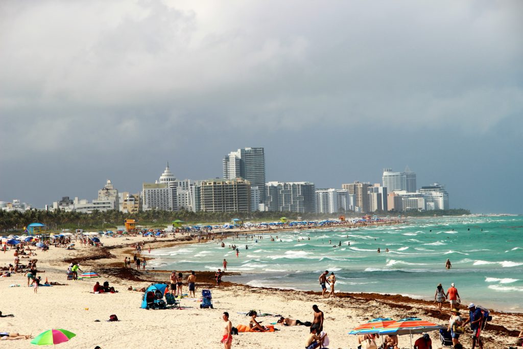 Fare il bagno nelloceano a Miami