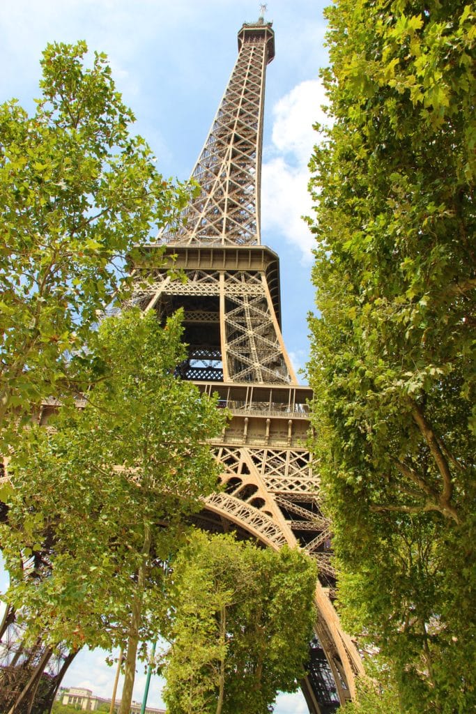 Meglio salire sulla Torre Eiffel di giorno o di sera scaled