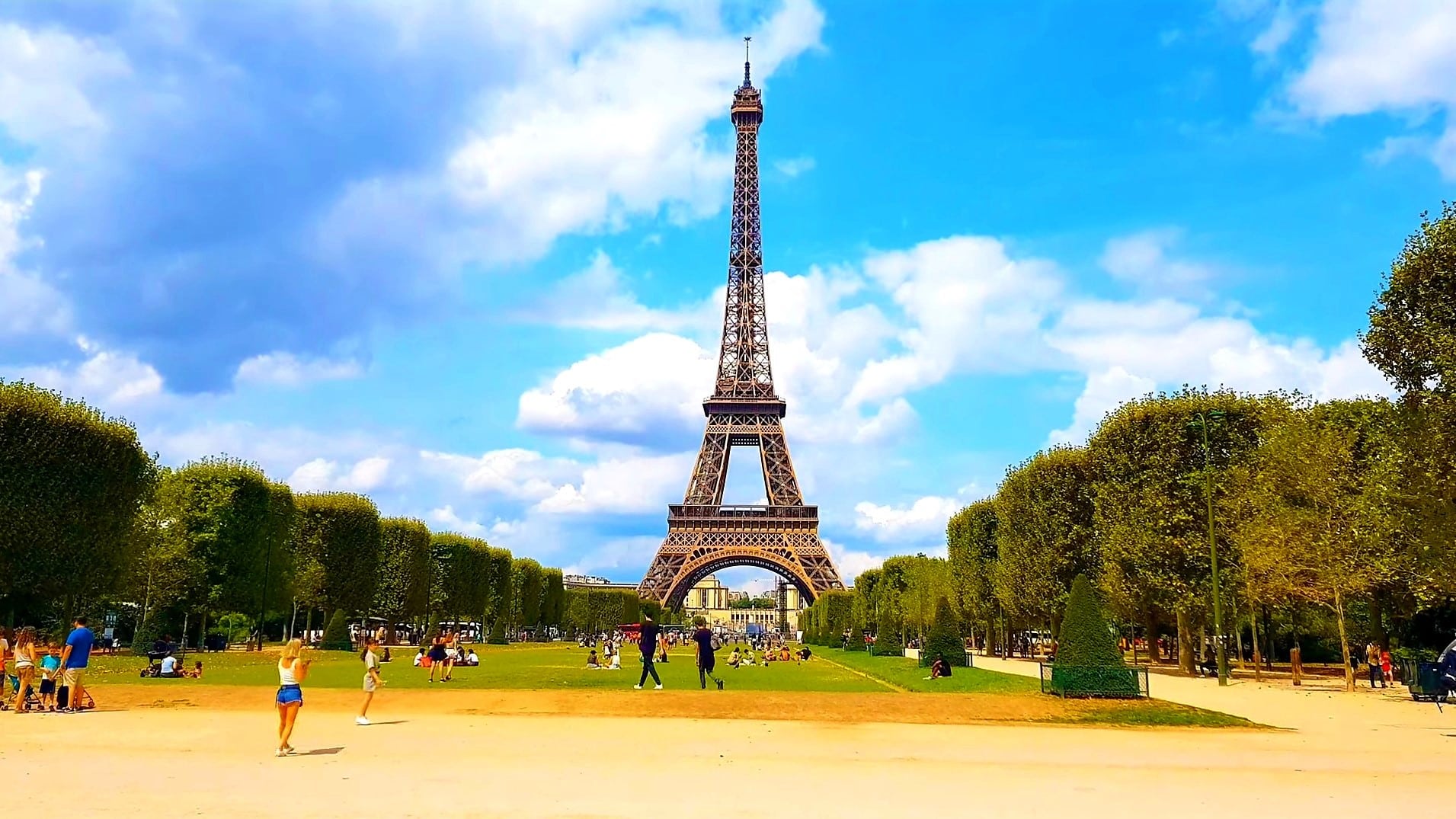 Video Torre Eiffel di giorno e di sera illuminata vista dal primo e secondo piano