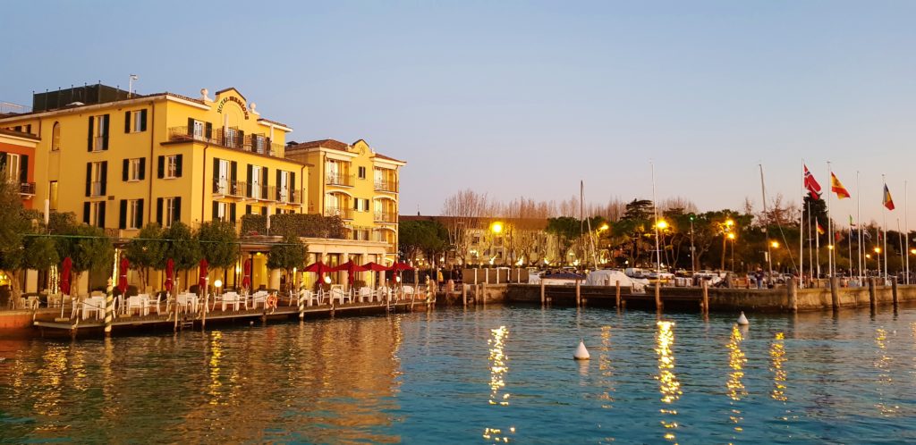 Sirmione Lago di Garda cosa fare dinverno HOTEL tramonto scaled