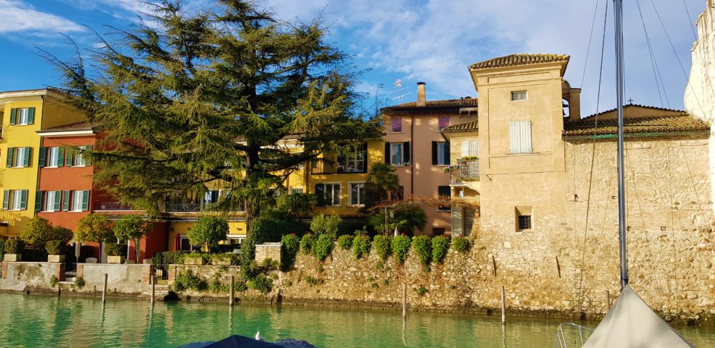 Sirmione Lago di Garda cosa fare dinverno paese scaled