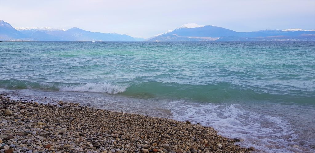 Sirmione Lago di Garda cosa fare dinverno spiaggia scaled