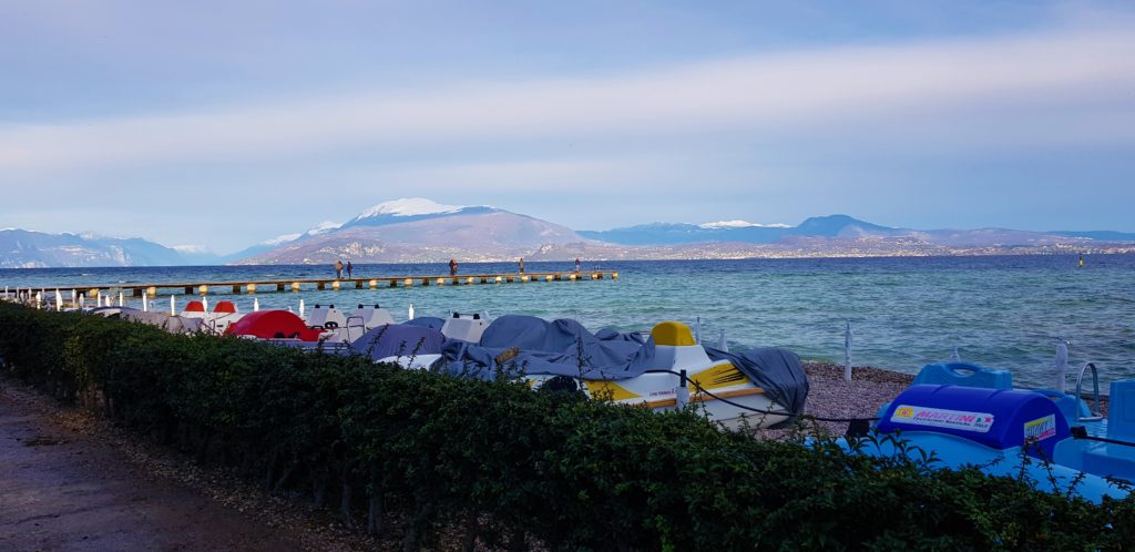 Sirmione Lago di Garda cosa fare dinverno spiaggia pedalò scaled