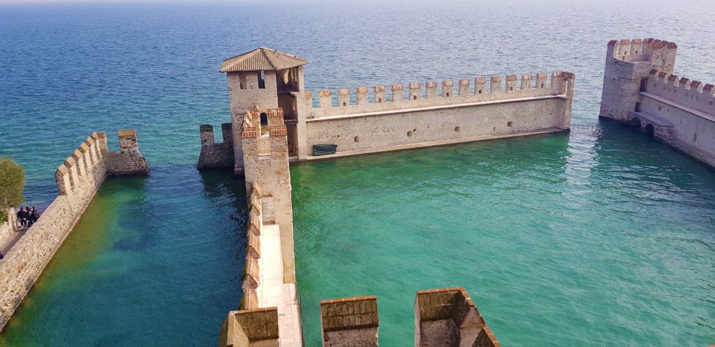 darsena castello scaligero di sirmione