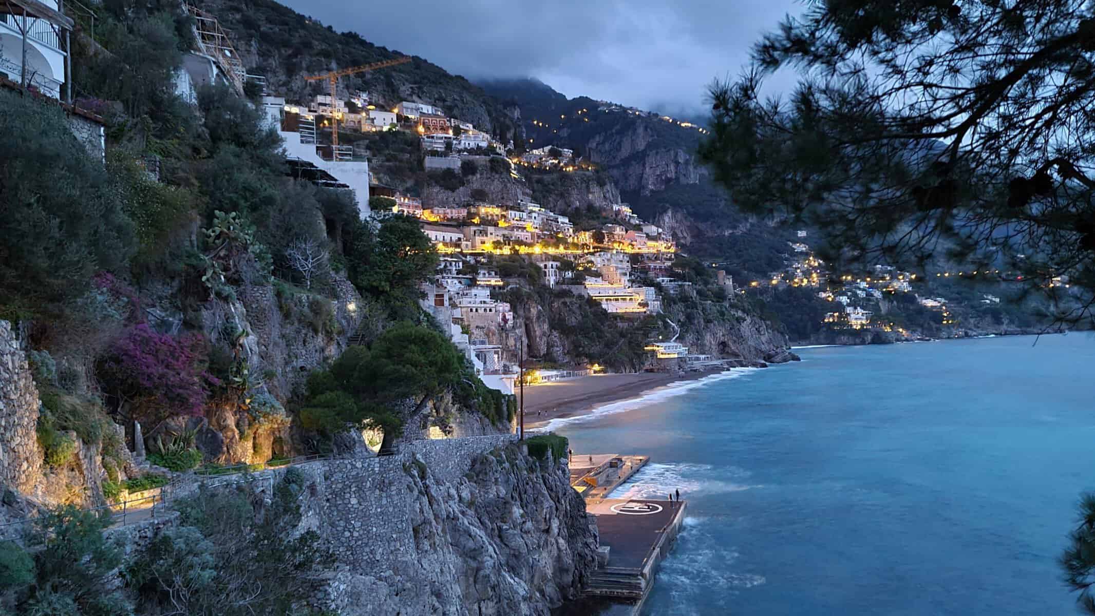 Costiera amalfitana Positano di sera in inverno tripilare 10 scaled