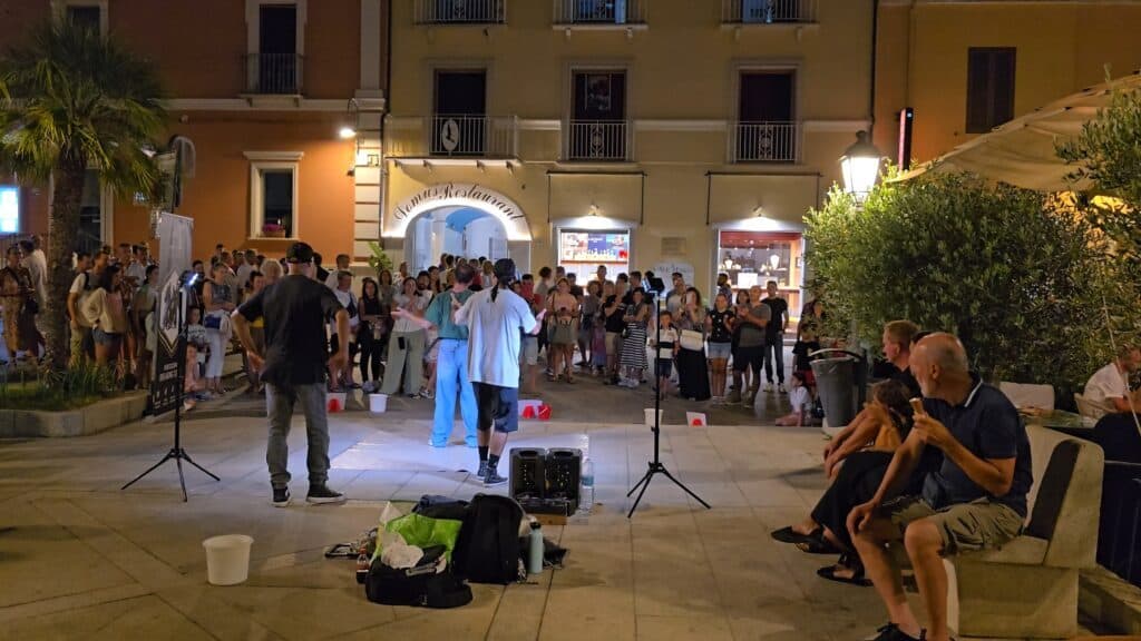 Villasimius di Sera: Guida Definitiva al Centro (Aperitivi e Locali) 🥂 3 Artisti di strada a Villasimius. Gruppo musicale che suona in centro paese la sera.