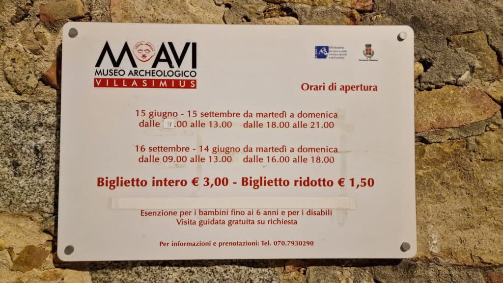 Villasimius di Sera: Guida Definitiva al Centro (Aperitivi e Locali) 🥂 4 Museo Archeologico di Villasimius di sera, chiuso dopo le 21:00. Orari visita serale e informazioni utili.