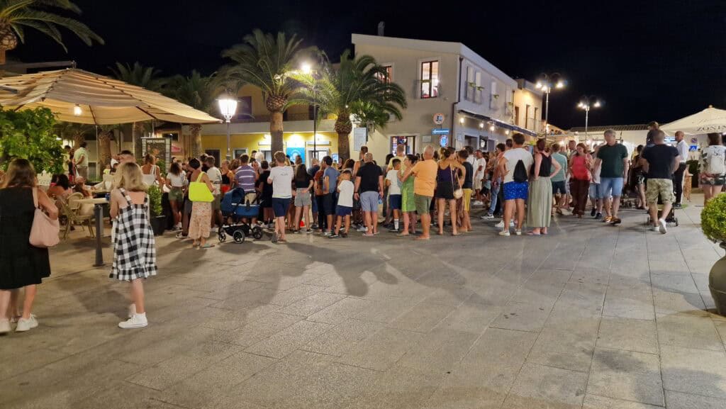 Villasimius di Sera: Guida Definitiva al Centro (Aperitivi e Locali) 🥂 2 Passeggiata serale nel centro di Villasimius. Atmosfera rilassata nell'isola pedonale con negozi e turisti.