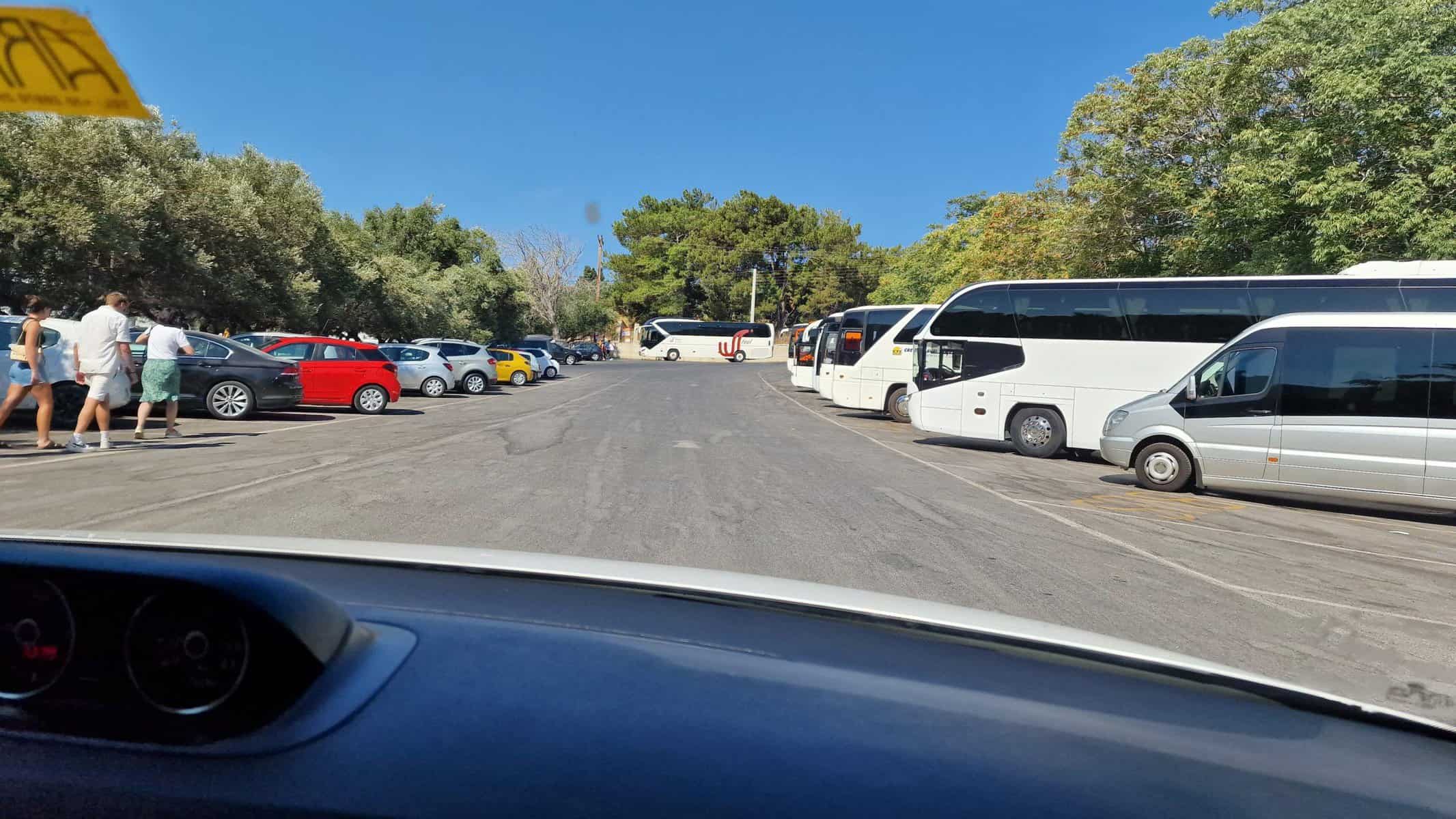 Palazzo di Cnosso: La Guida Vissuta Contro Caldo e Folla di Agosto 1 cosa vedere a Heraklion parcheggio di Cnosso