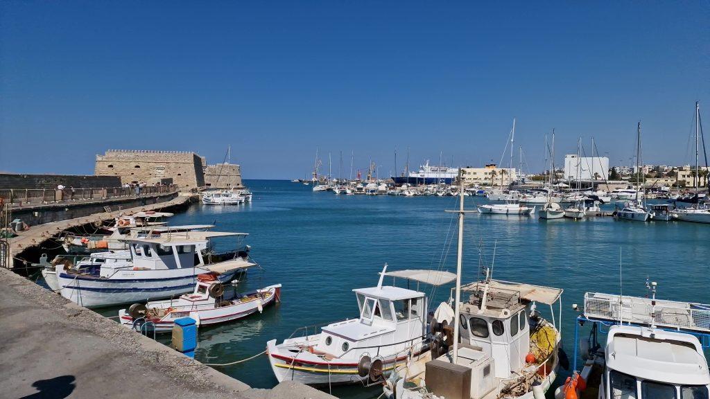 Creta: Le Città da Visitare, La Tua Guida Essenziale alle Gemme dell'Isola 1 porto Heraklion fortezza veneziana Spiagge Creta cosa vedere Tripilare 1
