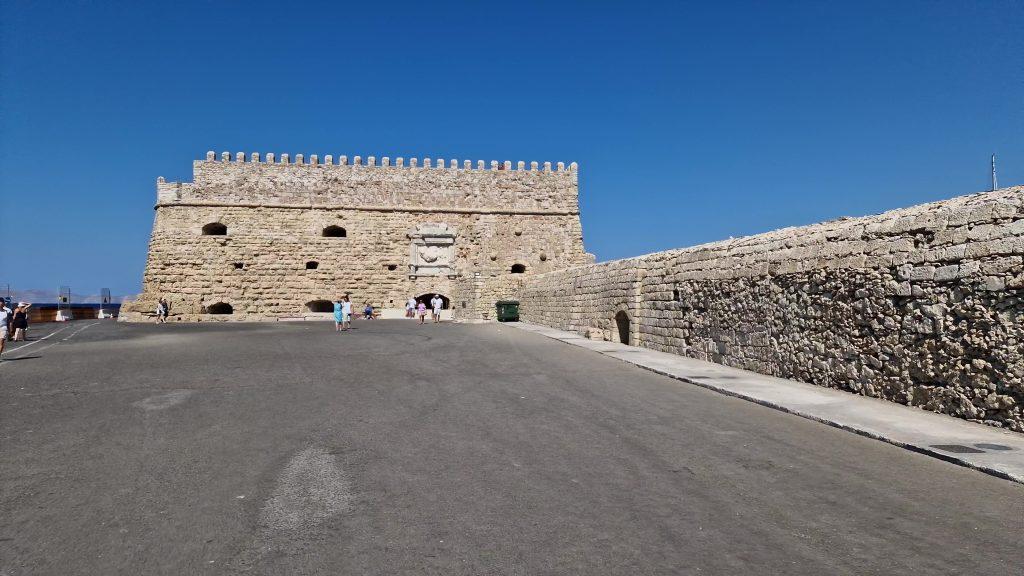 Heraklion, Creta: 7 Cose da Vedere nella Capitale Vibrante 1 porto Heraklion fortezza veneziana Spiagge Creta cosa vedere Tripilare 2