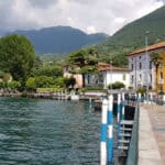 Lago d'Iseo: vista sul lungolago di Sulzano con le sue caratteristiche palazzine colorate.