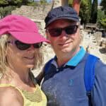 Palazzo di Cnosso: La Guida Vissuta Contro Caldo e Folla di Agosto 3 Ila e Gabriel con abiti leggeri e cappelli a Cnosso, a prova della necessità di protezione dal sole intenso di agosto.