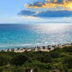 Dalla spiaggia di Mari Pintau si vede il tramonto sul mare