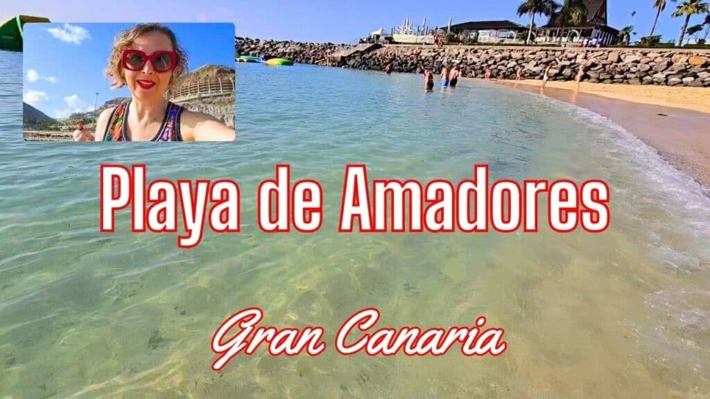 Spiaggia Playa de Amadores a Gran Canaria con acque turchesi e sabbia dorata, ideale per relax e sport acquatici.