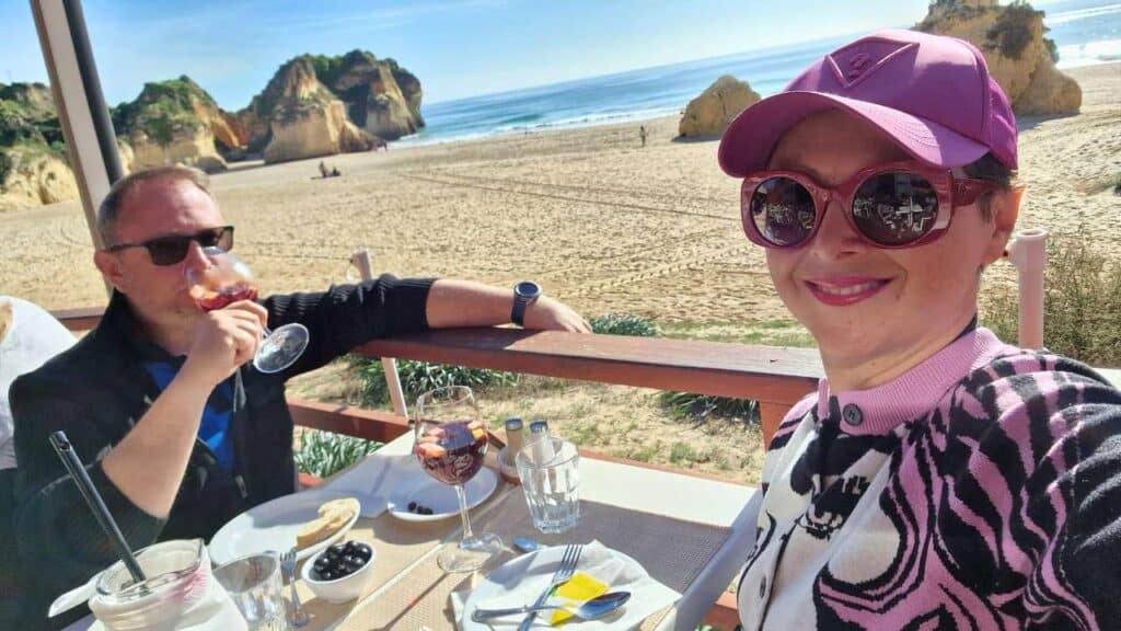 Come spostarsi in Algarve? Noleggiare l'auto dà una svolta alla tua vacanza! 1 Spiaggia remota dell'Algarve con ristorante sul mare, accessibile con un'auto a noleggio per un'esperienza culinaria spontanea e autentica.