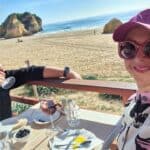 Spiaggia remota dell'Algarve con ristorante sul mare, accessibile con un'auto a noleggio per un'esperienza culinaria spontanea e autentica.