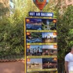 Cartellone pubblicitario con prezzi per tour e attività nel deserto di Agafay e dintorni di Marrakech.