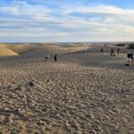 Vaste dune di sabbia di Maspalomas con poche persone a Gran Canaria a gennaio.