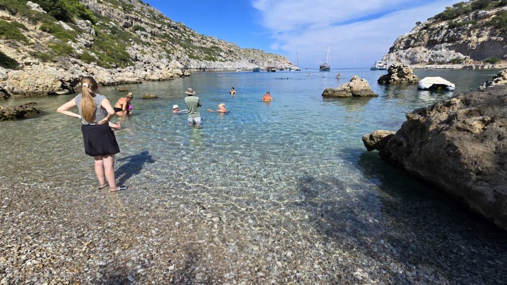 Acqua cristallina e spiaggia di ciottoli Baia Anthony Quinn, Rodi, ideale per snorkeling