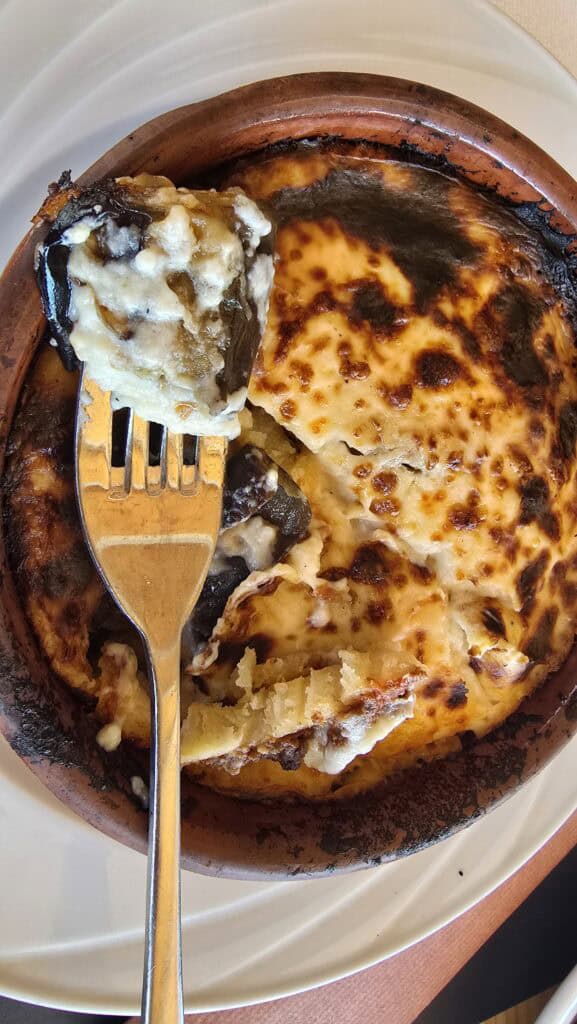 Primo piano della Moussaka della Taverna Oasis Prasonisi (Rodi), un piatto molto buono consigliato a 13,50 €.