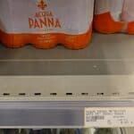 Prezzo dell'acqua Acqua Panna al supermercato di Mykonos, esempio di marca ancora abbordabile da preferire per il risparmio sul budget.