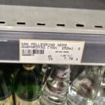 Prezzo elevato della San Pellegrino al supermercato di Mykonos, dimostrazione che le marche di lusso o importate sono da evitare per un budget low cost.