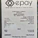 Scontrino di Mykonos che mostra una mancia (Tip) volontaria di €12.25, pari a circa il 10% del totale, dimostrando che non è obbligatorio lasciare il 20%.