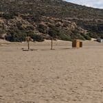 Docce e cabine spogliatoio spartane e gratuite situate subito dietro lo stabilimento balneare di Prasonisi (Rodi).