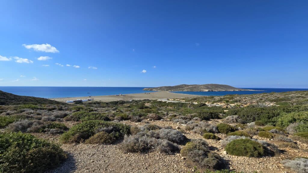 Vista panoramica dei due mari (Egeo e Mediterraneo) sulla spiaggia di Prasonisi, Rodi, scattata il 6 ottobre 2025 dal punto di osservazione.