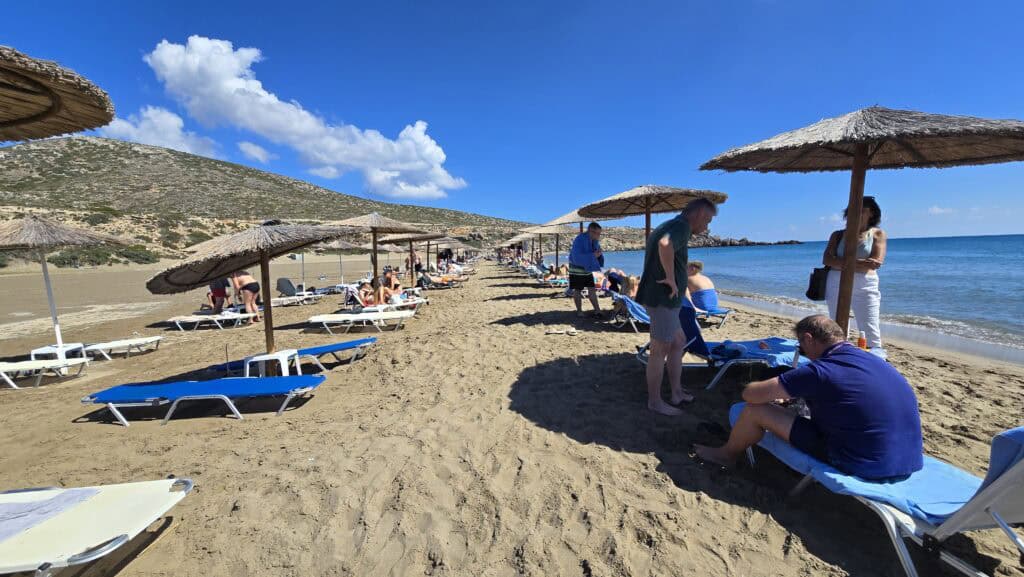 Lettini e ombrelloni a Prasonisi sul lato Mar Mediterraneo. Il costo per due lettini e un ombrellone è di 25 € (verificato a ottobre 2025).