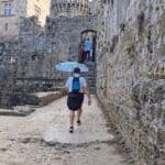 Cosa fare a Rodi quando piove: 7 Attività Imperdibili al Coperto (Guida Antipioggia) 3 acciottolato Rodi Città Vecchia pioggia riflessi vicolo