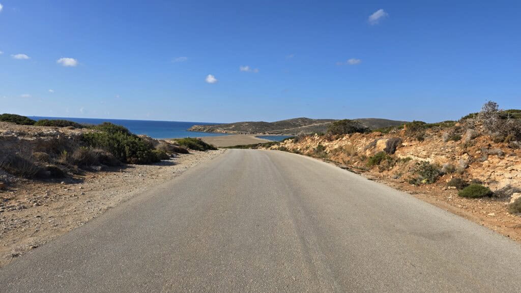 Immagine della strada asfaltata che porta alla spiaggia di Prasonisi, Rodi. La strada è ben tenuta e rende l'accesso facile, anche se la spiaggia è isolata.