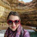 Ila di Tripilare sorridente in barca dentro la Grotta di Benagil (Algarve) a inizio gennaio. L'immagine mostra che le escursioni in barca verso le grotte sono possibili anche in inverno.