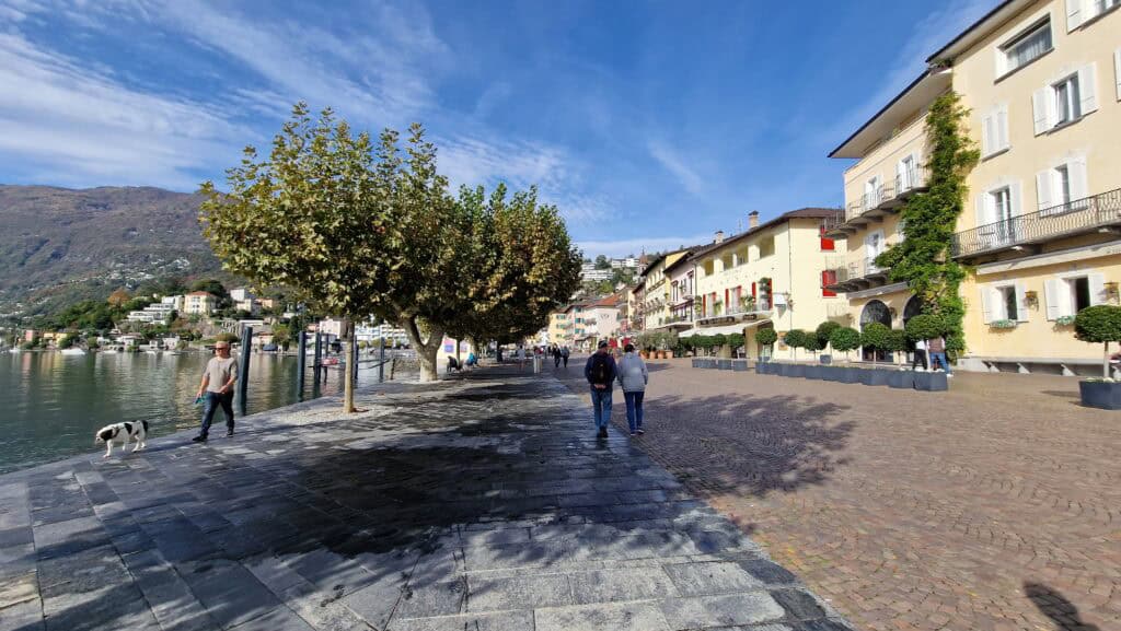 Passeggiata gratuita sul lungolago di Ascona, un'ottima alternativa a budget ridotto sul Lago Maggiore.