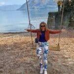 L'autrice (Ila) si gode un momento di relax sulla spiaggetta dell'Isola Grande, un attimo di serenità durante la visita in Svizzera.