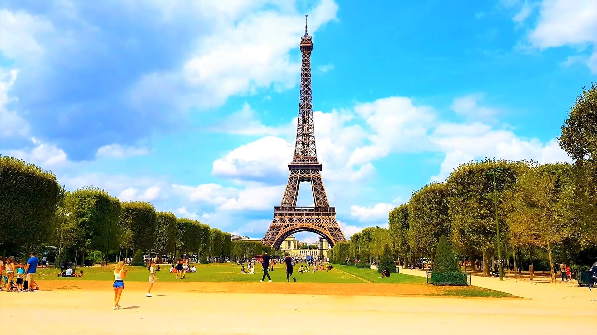 You are currently viewing Video Eiffel Tower at night, during the day and view from the Tower