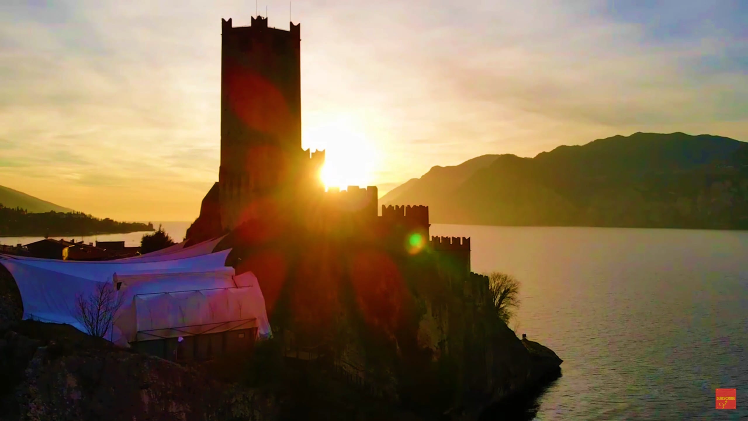 You are currently viewing Lake Garda Malcesine in Winter: the beach and the castle.