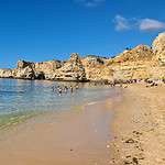 Are there any facilities available at Praia da Marinha?