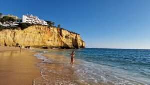 Read more about the article Algarve beaches in winter: Can you swim? Can you sunbathe?