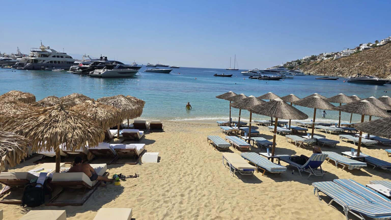 Spiaggia di Psarou Mykonos: Guida Completa tra Lusso e Accessibilità 3 psarou beach view from cavo restaurant