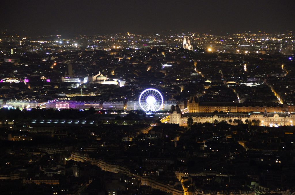 Vista panoramica di Parigi dall'alto di sera