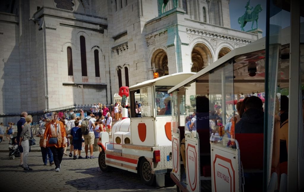 Cosa vedere nella zona di Montmartre il quartiere degli artisti a Parigi trenino