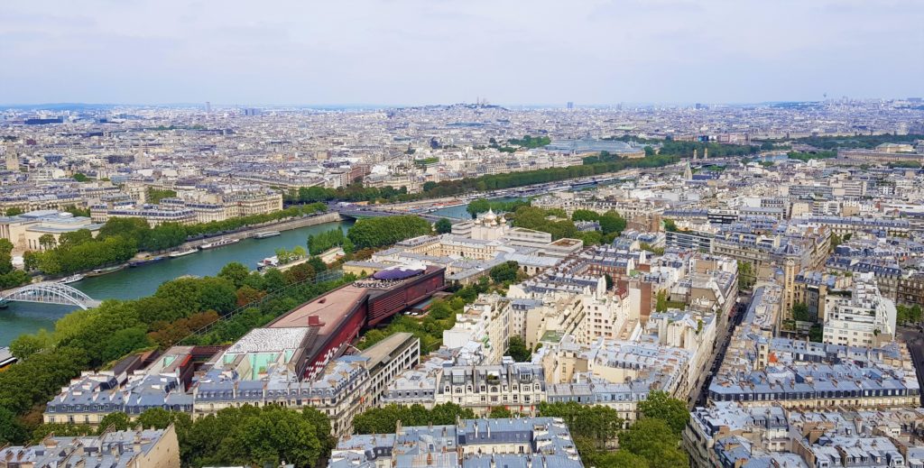 saltare la cosa per salire e visitare la Tour Eiffel