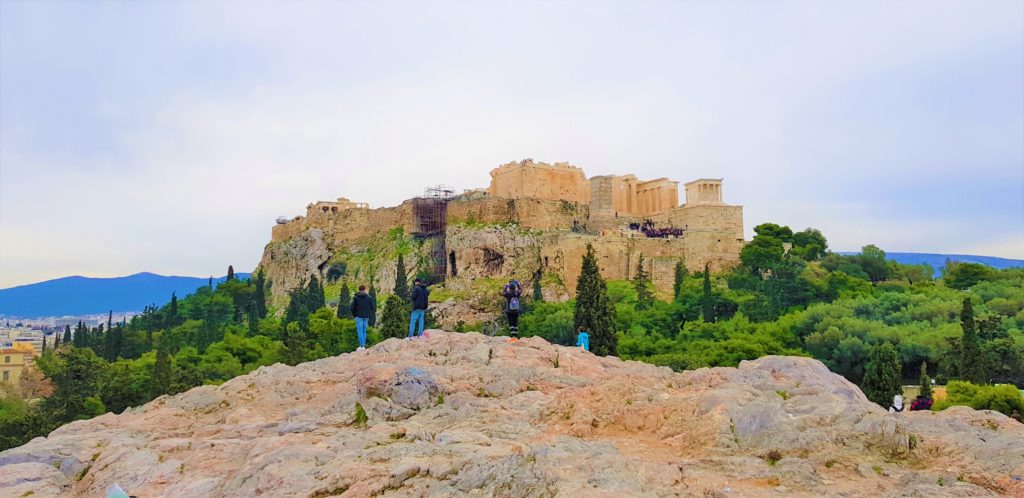 aeropago atene roccia e vista acropoli di atene