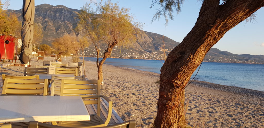 aperitivo spiaggia kalamata grecia