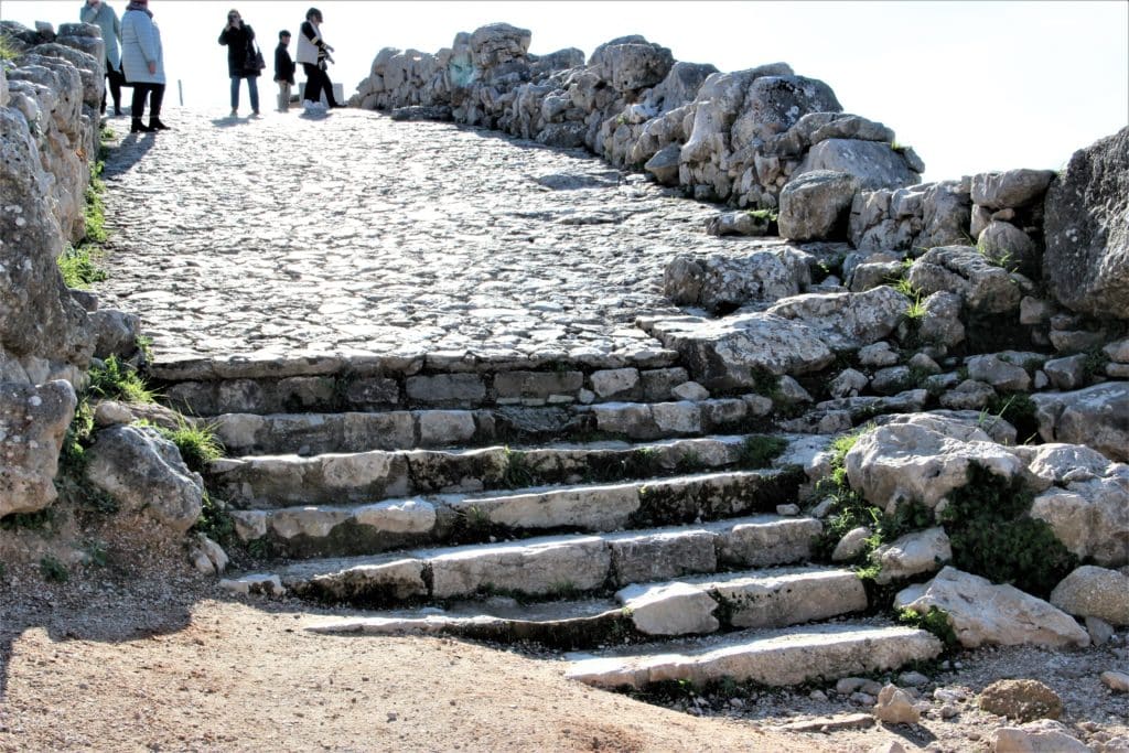 porta dei leoni micene strada in salita