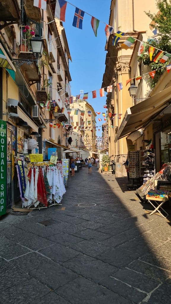 cosa vedere a sorrento centro vie e negozi scaled