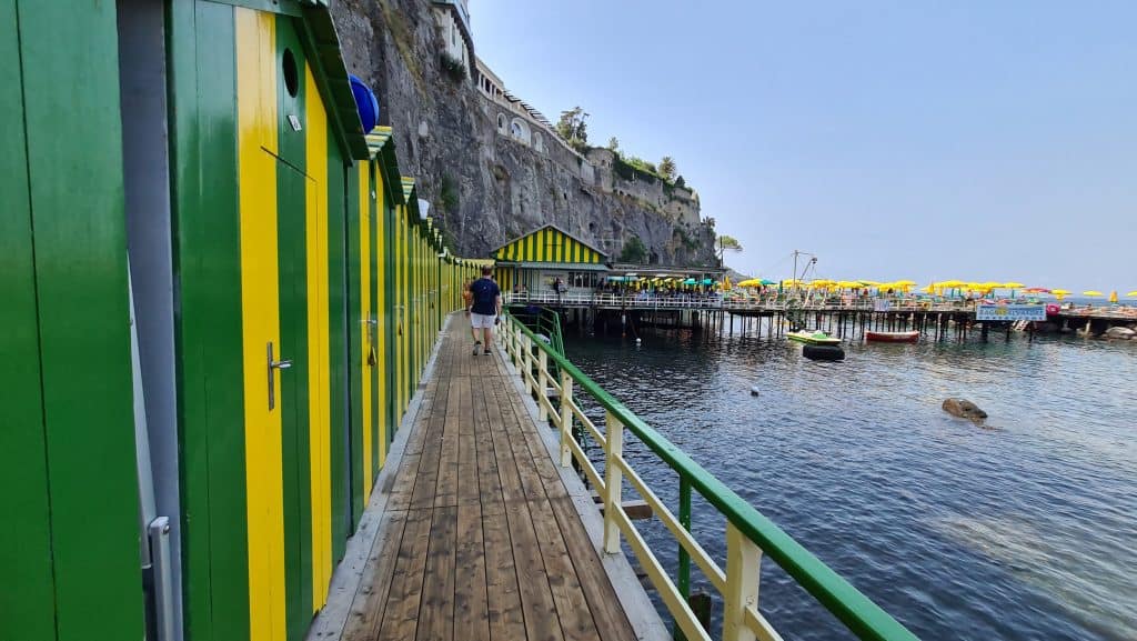 cosa vedere a sorrento spiaggia cabine colorate scaled