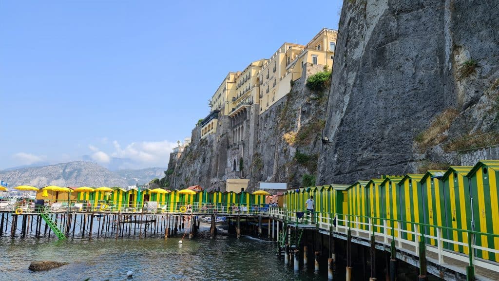 cosa vedere a sorrento spiaggia cabine colorate 2 scaled